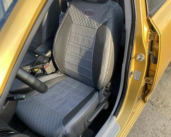 Желтый Киа Сид, объемом двигателя 1.59 л и пробегом 155 тыс. км за 5300 $, фото 7 на Automoto.ua