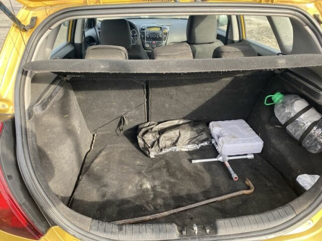 Желтый Киа Сид, объемом двигателя 1.4 л и пробегом 360 тыс. км за 3700 $, фото 7 на Automoto.ua