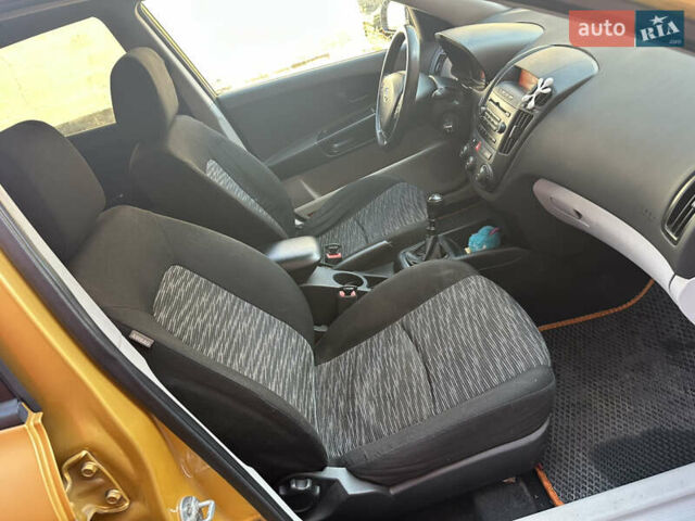Желтый Киа Сид, объемом двигателя 1.6 л и пробегом 206 тыс. км за 5200 $, фото 13 на Automoto.ua