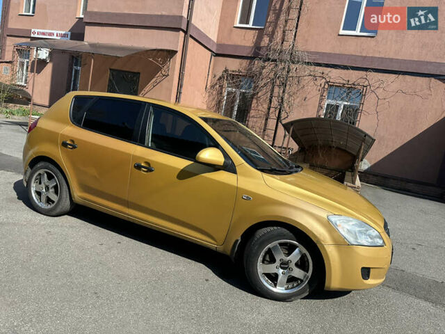 Желтый Киа Сид, объемом двигателя 1.6 л и пробегом 206 тыс. км за 5200 $, фото 1 на Automoto.ua