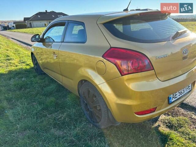 Желтый Киа Сид, объемом двигателя 2 л и пробегом 180 тыс. км за 6000 $, фото 10 на Automoto.ua