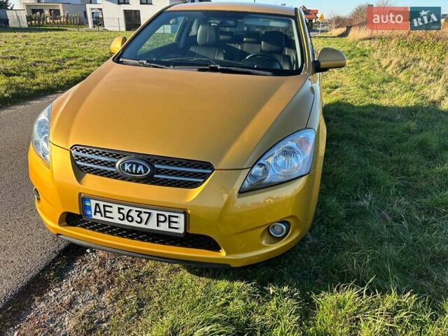 Желтый Киа Сид, объемом двигателя 2 л и пробегом 180 тыс. км за 6000 $, фото 1 на Automoto.ua