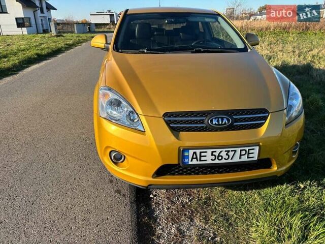Желтый Киа Сид, объемом двигателя 2 л и пробегом 180 тыс. км за 6000 $, фото 2 на Automoto.ua