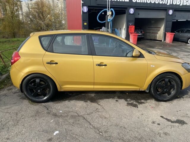 Желтый Киа Сид, объемом двигателя 1.4 л и пробегом 360 тыс. км за 3700 $, фото 2 на Automoto.ua