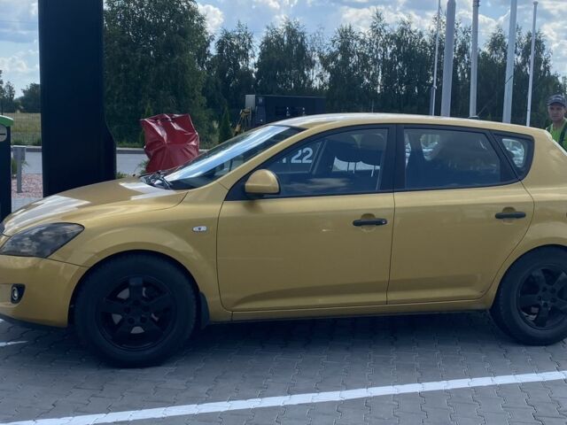 Желтый Киа Сид, объемом двигателя 1.4 л и пробегом 360 тыс. км за 3700 $, фото 1 на Automoto.ua