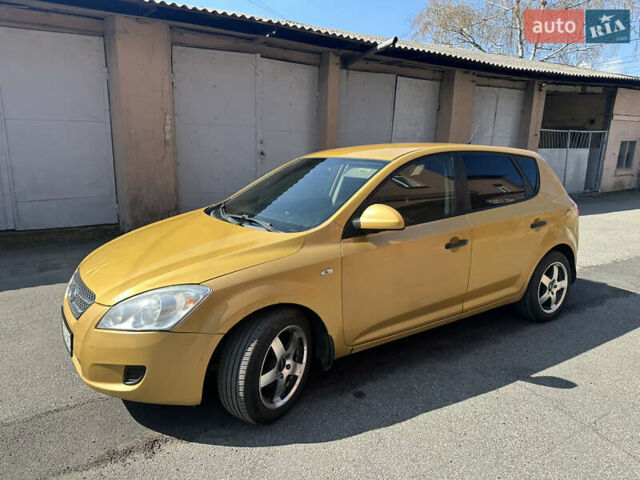 Желтый Киа Сид, объемом двигателя 1.6 л и пробегом 206 тыс. км за 5200 $, фото 9 на Automoto.ua