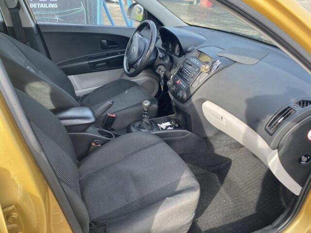 Желтый Киа Сид, объемом двигателя 1.4 л и пробегом 360 тыс. км за 3700 $, фото 9 на Automoto.ua