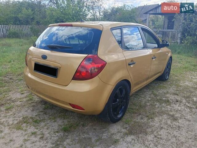 Желтый Киа Сид, объемом двигателя 1.4 л и пробегом 350 тыс. км за 3699 $, фото 4 на Automoto.ua