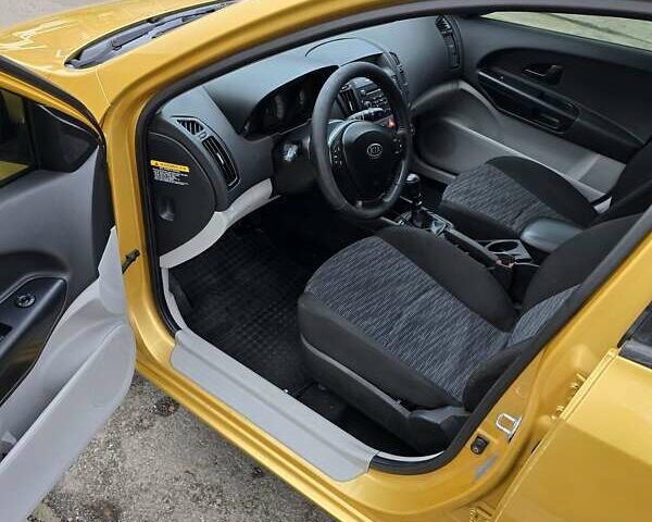 Желтый Киа Сид, объемом двигателя 1.58 л и пробегом 270 тыс. км за 5300 $, фото 4 на Automoto.ua