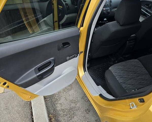 Желтый Киа Сид, объемом двигателя 1.58 л и пробегом 270 тыс. км за 5300 $, фото 5 на Automoto.ua