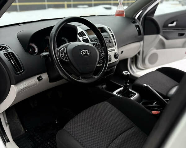 Сірий Кіа Сід, об'ємом двигуна 1.4 л та пробігом 177 тис. км за 4800 $, фото 21 на Automoto.ua