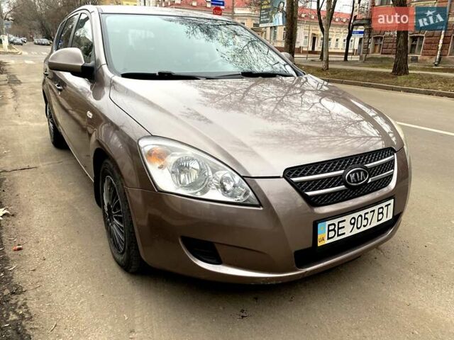 Серый Киа Сид, объемом двигателя 1.4 л и пробегом 220 тыс. км за 5000 $, фото 1 на Automoto.ua