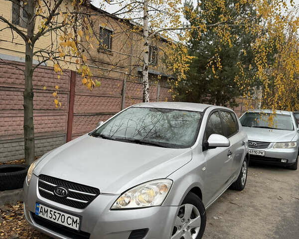 Серый Киа Сид, объемом двигателя 1.4 л и пробегом 220 тыс. км за 3999 $, фото 3 на Automoto.ua