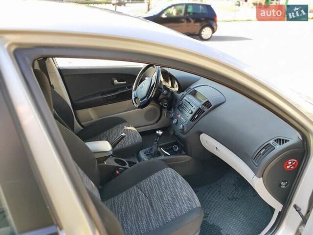 Сірий Кіа Сід, об'ємом двигуна 1.58 л та пробігом 240 тис. км за 4900 $, фото 4 на Automoto.ua