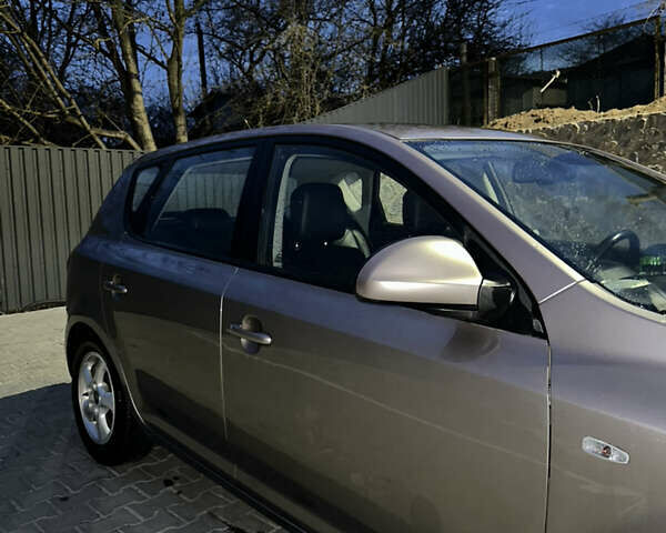 Серый Киа Сид, объемом двигателя 1.6 л и пробегом 216 тыс. км за 6099 $, фото 9 на Automoto.ua