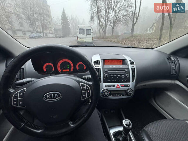 Серый Киа Сид, объемом двигателя 2 л и пробегом 278 тыс. км за 6300 $, фото 9 на Automoto.ua