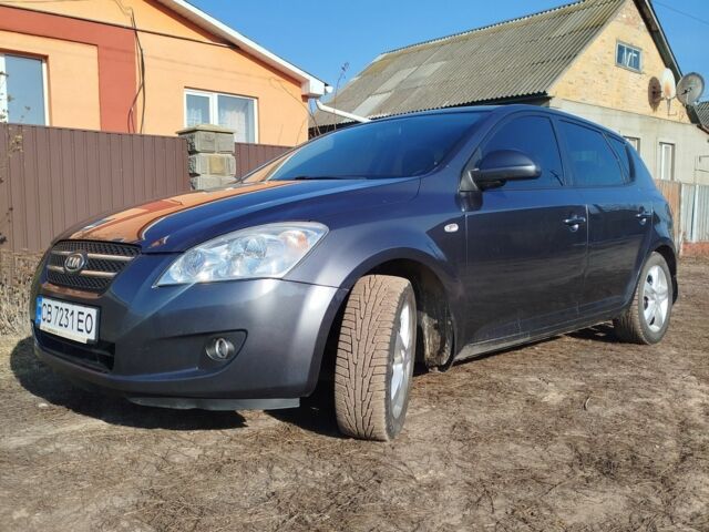 Серый Киа Сид, объемом двигателя 2 л и пробегом 300 тыс. км за 4950 $, фото 2 на Automoto.ua