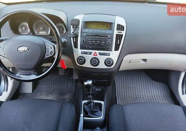 Серый Киа Сид, объемом двигателя 1.6 л и пробегом 210 тыс. км за 5500 $, фото 21 на Automoto.ua