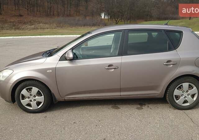 Серый Киа Сид, объемом двигателя 1.59 л и пробегом 279 тыс. км за 4650 $, фото 2 на Automoto.ua