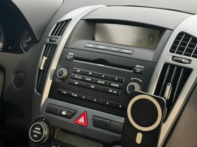 Серый Киа Сид, объемом двигателя 1.6 л и пробегом 230 тыс. км за 4900 $, фото 5 на Automoto.ua