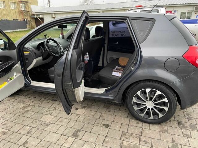 Сірий Кіа Сід, об'ємом двигуна 1.6 л та пробігом 500 тис. км за 3900 $, фото 2 на Automoto.ua