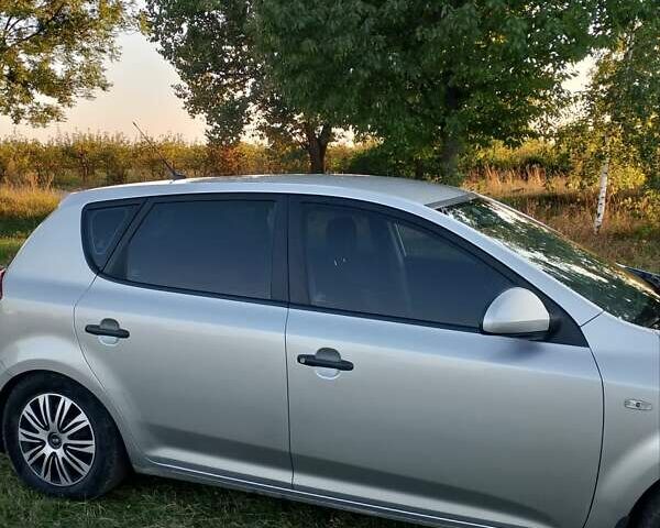 Серый Киа Сид, объемом двигателя 1.59 л и пробегом 235 тыс. км за 5400 $, фото 9 на Automoto.ua