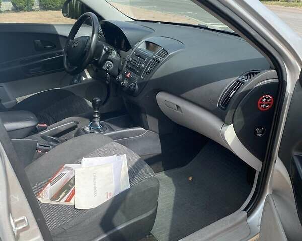 Серый Киа Сид, объемом двигателя 1.4 л и пробегом 222 тыс. км за 3500 $, фото 7 на Automoto.ua