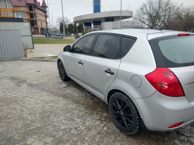Серый Киа Сид, объемом двигателя 1.6 л и пробегом 265 тыс. км за 4900 $, фото 4 на Automoto.ua