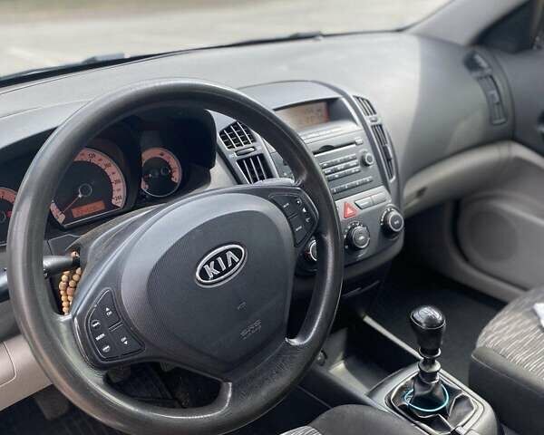 Серый Киа Сид, объемом двигателя 1.4 л и пробегом 222 тыс. км за 3500 $, фото 4 на Automoto.ua