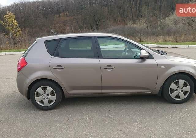 Серый Киа Сид, объемом двигателя 1.59 л и пробегом 279 тыс. км за 4650 $, фото 3 на Automoto.ua