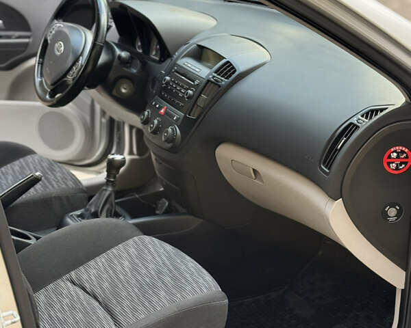 Серый Киа Сид, объемом двигателя 1.58 л и пробегом 240 тыс. км за 5150 $, фото 12 на Automoto.ua