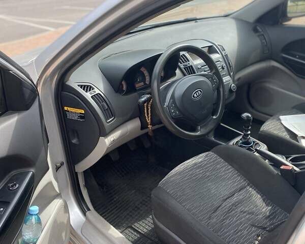 Серый Киа Сид, объемом двигателя 1.4 л и пробегом 222 тыс. км за 3500 $, фото 6 на Automoto.ua
