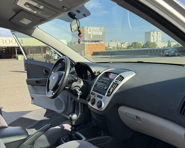 Серый Киа Сид, объемом двигателя 1.6 л и пробегом 134 тыс. км за 4900 $, фото 16 на Automoto.ua