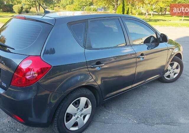 Серый Киа Сид, объемом двигателя 1.6 л и пробегом 210 тыс. км за 5500 $, фото 2 на Automoto.ua