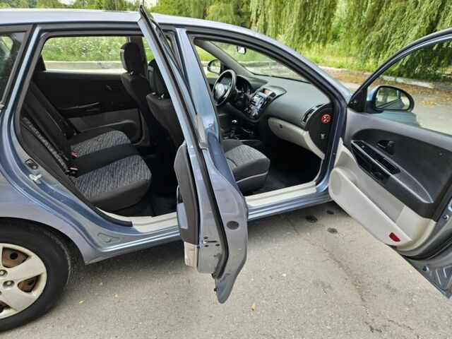 Сірий Кіа Сід, об'ємом двигуна 1.6 л та пробігом 400 тис. км за 2101 $, фото 6 на Automoto.ua