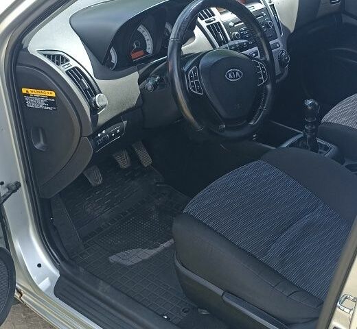 Серый Киа Сид, объемом двигателя 1.6 л и пробегом 255 тыс. км за 4800 $, фото 6 на Automoto.ua