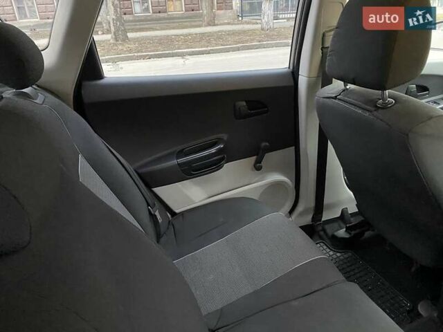 Серый Киа Сид, объемом двигателя 1.4 л и пробегом 220 тыс. км за 5000 $, фото 5 на Automoto.ua