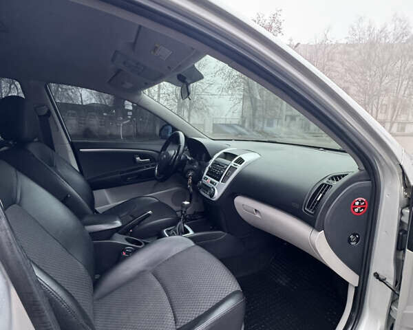 Серый Киа Сид, объемом двигателя 2 л и пробегом 278 тыс. км за 6300 $, фото 10 на Automoto.ua