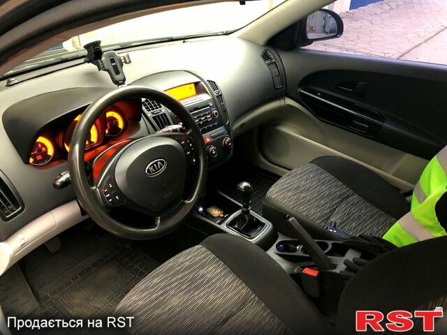 Серый Киа Сид, объемом двигателя 16 л и пробегом 234 тыс. км за 5000 $, фото 5 на Automoto.ua