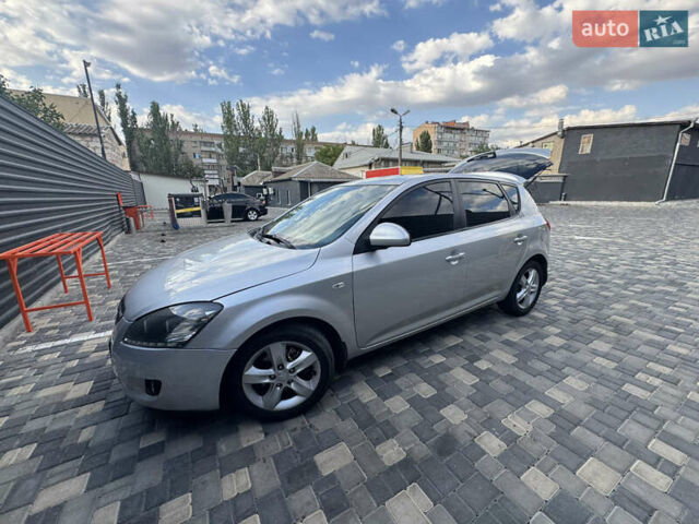 Серый Киа Сид, объемом двигателя 1.59 л и пробегом 240 тыс. км за 6500 $, фото 2 на Automoto.ua