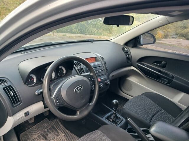 Киа Сид 2007 в Кривом Роге на Automoto.ua Серый Киа Сид, объемом двигателя 1.4 л и пробегом 221 тыс. км за 5500 $, фото 11 на Automoto.ua