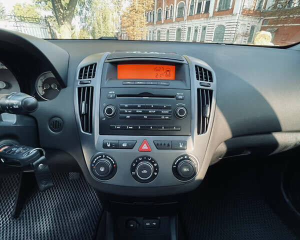 Серый Киа Сид, объемом двигателя 1.6 л и пробегом 223 тыс. км за 5500 $, фото 28 на Automoto.ua