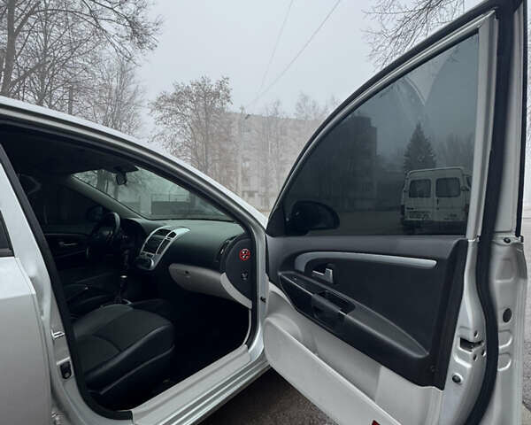 Серый Киа Сид, объемом двигателя 2 л и пробегом 278 тыс. км за 6300 $, фото 11 на Automoto.ua