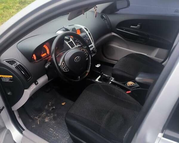 Серый Киа Сид, объемом двигателя 1.6 л и пробегом 228 тыс. км за 5500 $, фото 8 на Automoto.ua