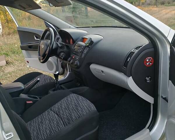 Серый Киа Сид, объемом двигателя 1.59 л и пробегом 235 тыс. км за 5400 $, фото 26 на Automoto.ua