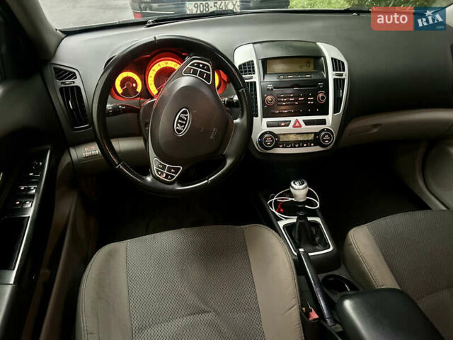 Серый Киа Сид, объемом двигателя 1.6 л и пробегом 219 тыс. км за 5350 $, фото 5 на Automoto.ua