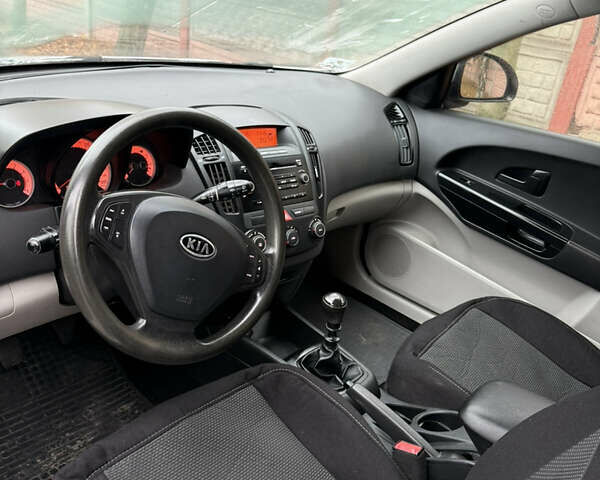 Серый Киа Сид, объемом двигателя 1.4 л и пробегом 220 тыс. км за 3999 $, фото 7 на Automoto.ua