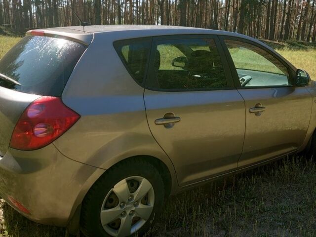 Серый Киа Сид, объемом двигателя 1.6 л и пробегом 277 тыс. км за 4950 $, фото 3 на Automoto.ua