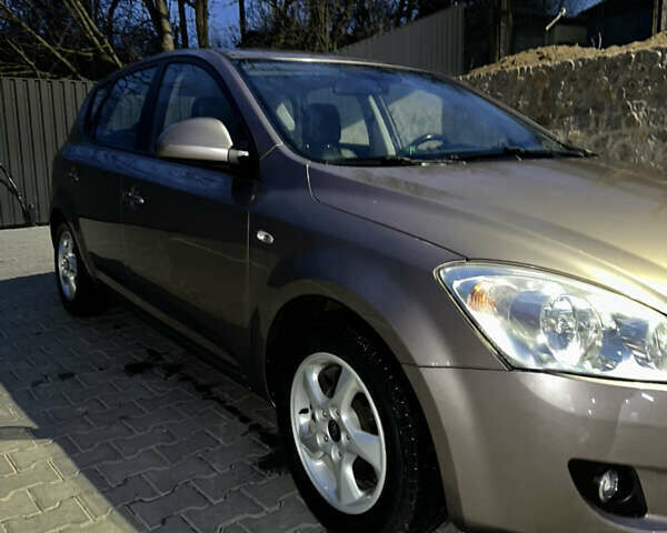 Серый Киа Сид, объемом двигателя 1.6 л и пробегом 216 тыс. км за 6099 $, фото 5 на Automoto.ua