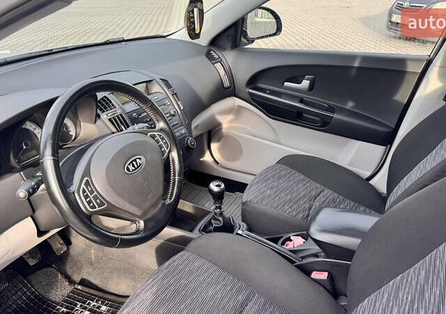 Серый Киа Сид, объемом двигателя 1.6 л и пробегом 216 тыс. км за 4800 $, фото 26 на Automoto.ua